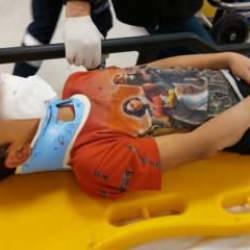 Başıboş sokak köpeklerinden kaçan çocuğa otomobil çarptı! 