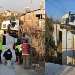 Hatay'da k&ouml;pr&uuml; &ccedil;&ouml;kt&uuml;! D&uuml;şen kamyon i&ccedil;in &ccedil;alışma başlatıldı