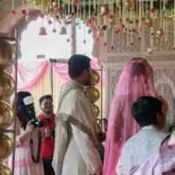 Hindistan'da gelin altın ve paraları alıp ka&ccedil;tı!