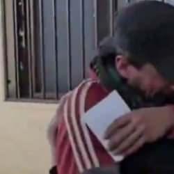 İdlib&rsquo;de duygulandıran buluşma! &Ouml;ld&uuml;ğ&uuml;n&uuml; d&uuml;ş&uuml;nd&uuml;ğ&uuml; oğlunu 4 yıl sonra buldu