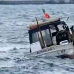 İstanbul Boğazı'nda panik anları! Dalga nedeniyle balık&ccedil;ı denize d&uuml;şt&uuml;