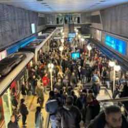 İzmir'de belediye otobüs şoförleri iş bıraktı, duraklar doldu taştı!