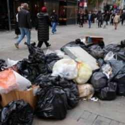 İzmir'de eylem nedeniyle çöp yığınları oluştu!
