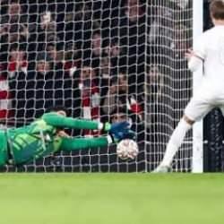 ManU turladı! Altay kurtardığı penaltılarla maça damga vurdu!