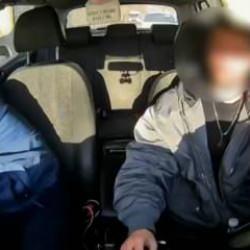 Taksideki uyuşturucuyu dışarı attılar, polisten ka&ccedil;amadılar