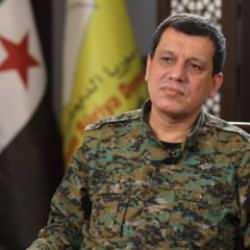 Teslim mi bukalemunluk mu? SDG elebaşı Abdi'den 'yeni Suriye bayrağı' hamlesi