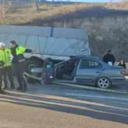 Tokat'ta otomobil, TIR&rsquo;a &ccedil;arptı: 1 &ouml;l&uuml;, 3 yaralı!