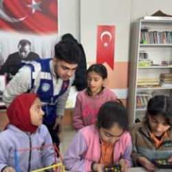 Tut Elimi Derneği'nden Erciş'e zeka ve strateji oyun materyalleri desteği