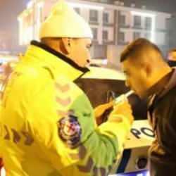 Alkollü sürücü yakalanınca polis ekiplerini kırdı geçirdi!