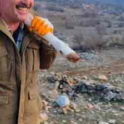 Dağda doğan buzağıyı 5 kilometre sırtta taşıyarak eve getirildiler