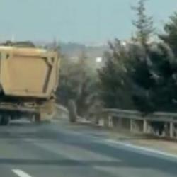 Elazığ'da kamyon şoförünün tekerlek mücadelesi kameralarda