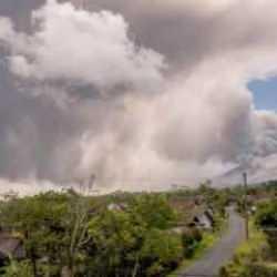 Endonezya'da alarm! Yanardağ patladı, halka peş peşe çağrı