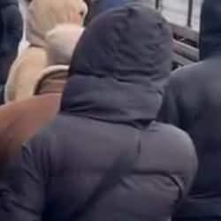 Esenyurt'ta vatandaşların metrob&uuml;s isyanı! Boş gelen aracın &ouml;n&uuml;n&uuml; kestiler