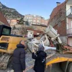 Isparta'da faciadan d&ouml;n&uuml;ld&uuml;: 2 katlı bina &ccedil;&ouml;kt&uuml;!