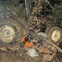 Trakt&ouml;r şarampole devrildi: 2 &ouml;l&uuml;, 2 yaralı