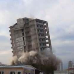 14 katlı bina yerle bir oldu! Deprem etkisi yaşatan anlar