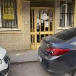 Apartman kapısına yapıştırılan 'hırsız savar yazı' dikkat çekti 