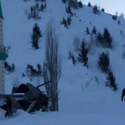 Cami ve lojmanın &uuml;zerine &ccedil;ığ d&uuml;şt&uuml;