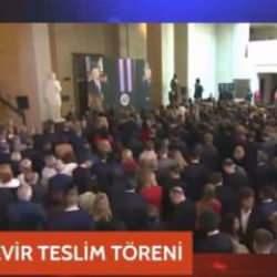 C&uuml;neyt &Ouml;zdemir'den Trump'ın yemin t&ouml;renine yorum: T&uuml;rkiye'de olsa ortalık yıkılırdı