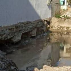 Hatay&rsquo;da kazı &ccedil;alışmasında temeli hasar g&ouml;ren bina m&uuml;h&uuml;rlendi