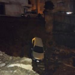 Kartal'da toprak kayması! Otomobil inşaat temeline d&uuml;şt&uuml;