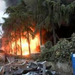 Maltepe'de polyester havuz deposunda yangın!