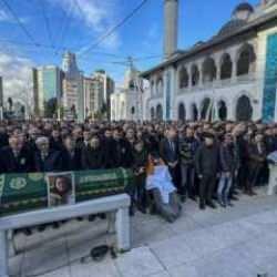 Vücudundaki kırıklara aldırmadı, özel izinle cenazeye katıldı!