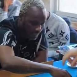 Yattara, Trabzonlular derneğinde okey oynadı