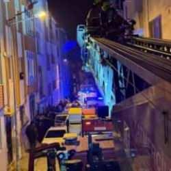 4 katlı binada &ccedil;ıkan yangında 1 kişi &ouml;ld&uuml;, 3'&uuml;nc&uuml; kattan d&uuml;şen itfaiye eri yaralandı