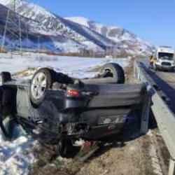 Bayburt'ta otomobil devrildi! 3 kişi yaralandı