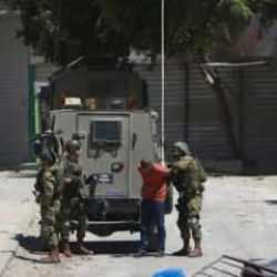 İşgal altında baskınlar s&uuml;r&uuml;yor...  Batı Şeria&rsquo;da  20 g&ouml;zaltı!