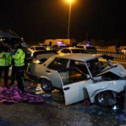 Mersin'de otomobil beton bariyerlere çarptı: 2 ölü 5 yaralı