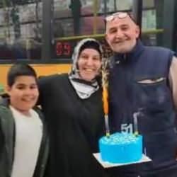 Otob&uuml;s şof&ouml;r&uuml;ne eşi ve &ccedil;ocuğundan s&uuml;rpriz doğum g&uuml;n&uuml;