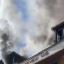 Sancaktepe'de d&ouml;rt katlı binanın &ccedil;atı katı yandı