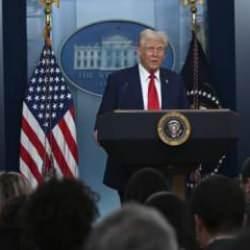 Trump, uçakla çarpışan helikopterin pilotlarını hedef aldı!