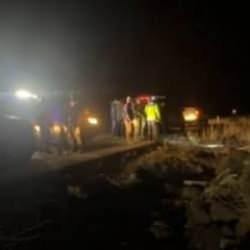 2 &ccedil;ocuk annesi, yol kenarında başından vurulmuş halde yaralı bulundu