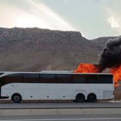 Seyir halindeki yolcu otob&uuml;s&uuml; alev aldı!