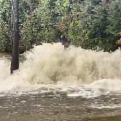 Bakırk&ouml;y&rsquo;de su borusu patladı: Yol g&ouml;le d&ouml;nd&uuml;, ulaşıma kapatıldı!