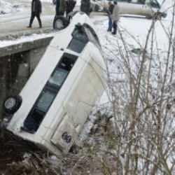 Cenazeye gidenleri taşıyan minibüs çay yatağına devrildi; 15 yaralı