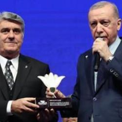 Cumhurbaşkanı Erdoğan'dan Beşiktaş Başkanı Adalı'ya plaket!