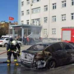 Hastane otoparkındaki otomobil yandı