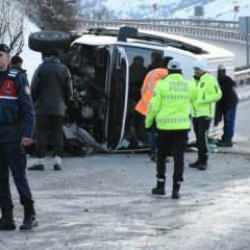 Malatya'da yolcu minib&uuml;s&uuml; devrildi! &Ccedil;ok sayıda yaralı
