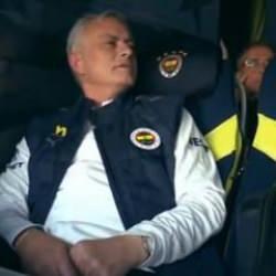 Mourinho'dan taraftara unutamayacağı bir jest! Heyecandan bayılacak gibi oldu