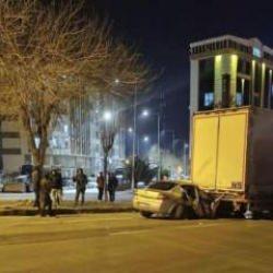 Otomobil tıra ok gibi saplandı