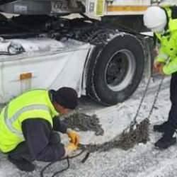 Polis, yolda kalan ara&ccedil;ların yardımına yetişti