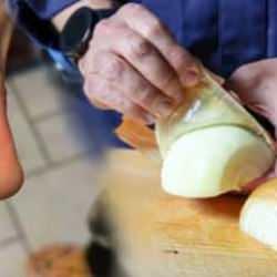 Soğan soyarken yaşadığı korkunç olay, onu parmağından ediyordu!