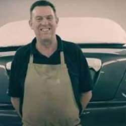 Tek başına izinsiz çalışıyor, yüzbinlerce dolar maaş alıyor