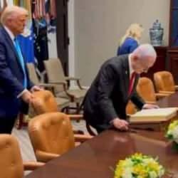 Trump'ın Netanyahu'nun sandalyesini çektiği görüntülere sosyal medyada olay yorumlar