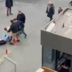 K&uuml;&ccedil;&uuml;k&ccedil;ekmece'de dolmuş şof&ouml;r&uuml; yolcuya saldırdı