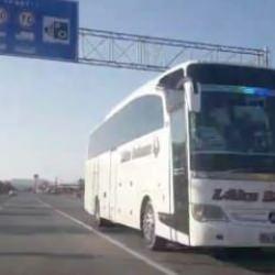 Yolcu otob&uuml;s&uuml;nden akılalmaz davranış! Faciaya davetiye &ccedil;ıkardı